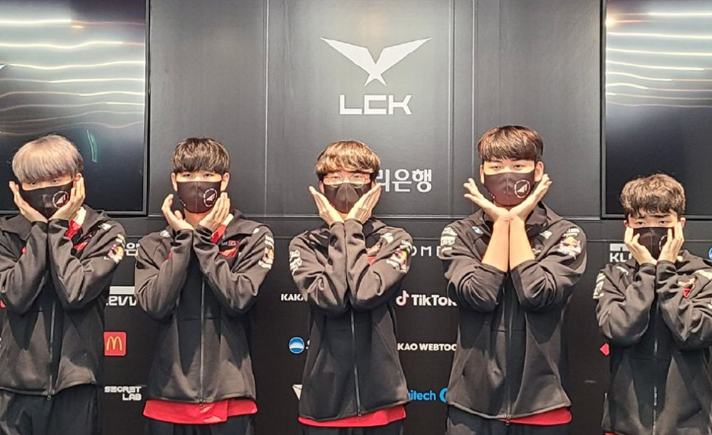 巴黎圣日耳曼教练压力巨大！，Faker遭遇五持续失利赛场气氛高涨